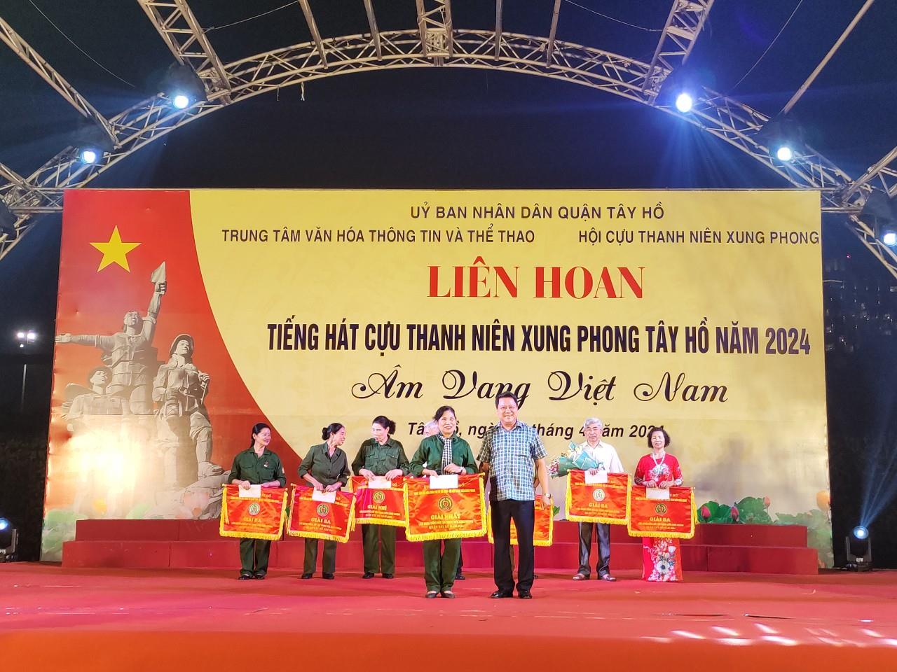 LIÊN HOAN TIẾNG HÁT CỰU TNXP QUẬN TÂY HỒ : " ÂM VANG VIỆT NAM " BẢN TÌNH CA BẤT DIỆT