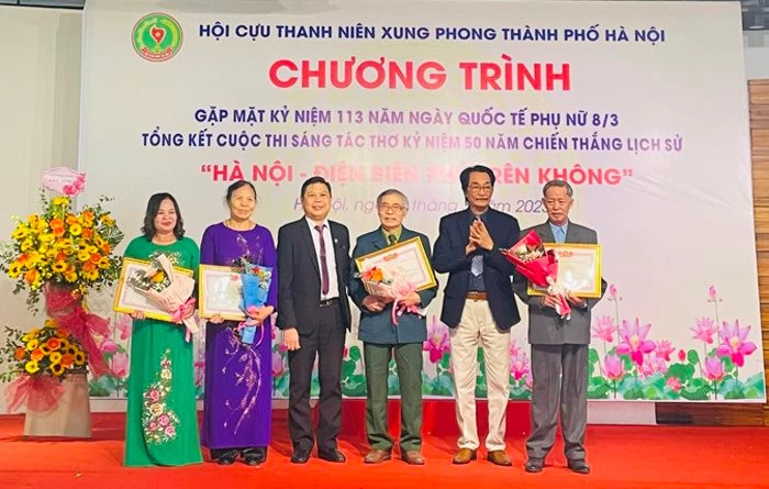 Trao giải cuộc thi sáng tác thơ cho các cựu thanh niên xung phong