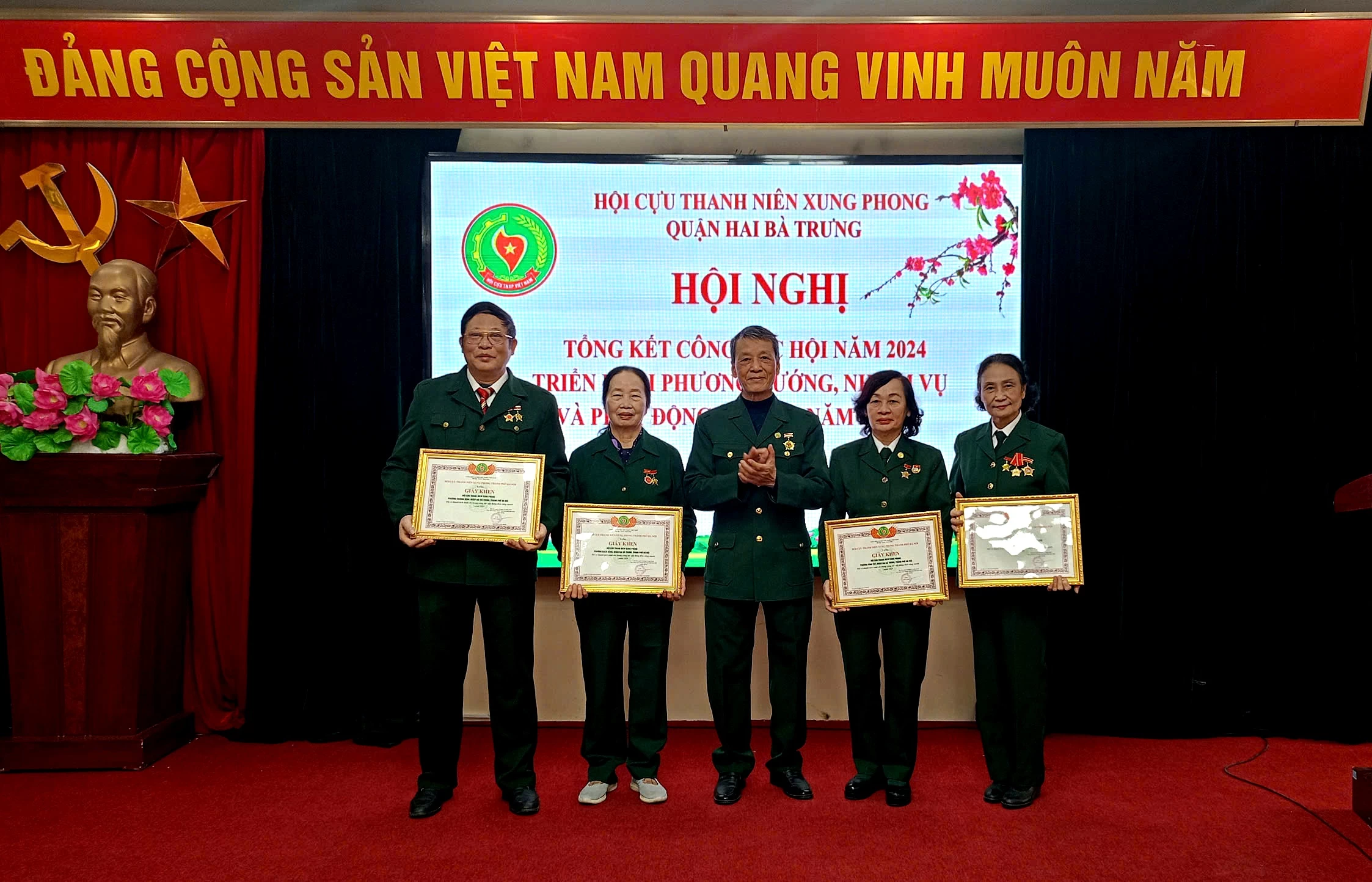 HỘI CỰU TNXP QUẬN HAI BÀ TRƯNG TỔNG KẾT CÔNG TÁC HỘI NĂM 2024, TRIỂN KHAI PHƯƠNG HƯỚNG NHIỆM VỤ VÀ PHÁT ĐỘNG THI ĐUA NĂM 2025