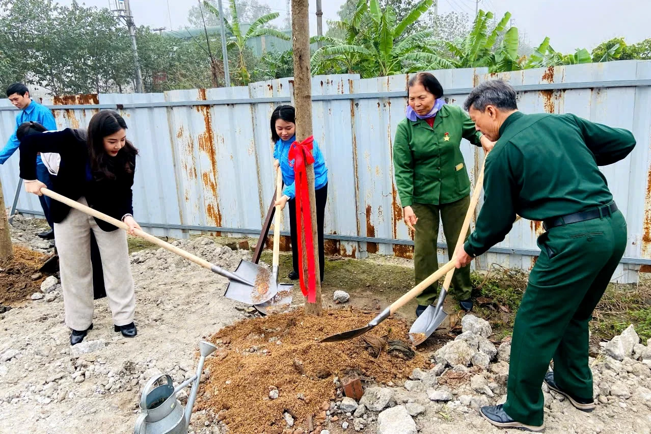 HỘI CỰU TNXP QUẬN HOÀNG MAI TỔ CHỨC GIÁO DỤC TRUYỀN THỐNG VÀ HƯỞNG ỨNG “ TẾT TRỒNG CÂY ĐỜI ĐỜI NHỚ ƠN BÁC HỒ” XUÂN ẤT TỴ 2025