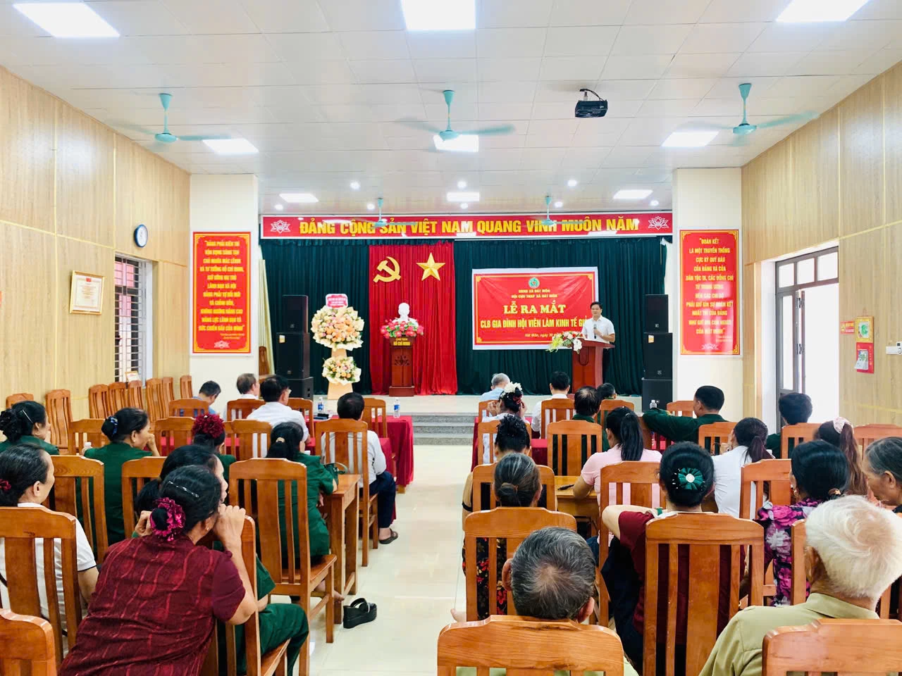 PHÁT HUY TRUYỀN THỐNG THANH NIÊN XUNG PHONG, CHUNG SỨC XÂY DỰNG KINH TẾ GIA ĐÌNH BỀN VỮNG, HỘI CỰU THANH NIÊN XUNG PHONG XÃ HÁT MÔN THÀNH LẬP CÂU LẠC BỘ GIA ĐÌNH CỰU TNXP LÀM KINH TẾ GIỎI