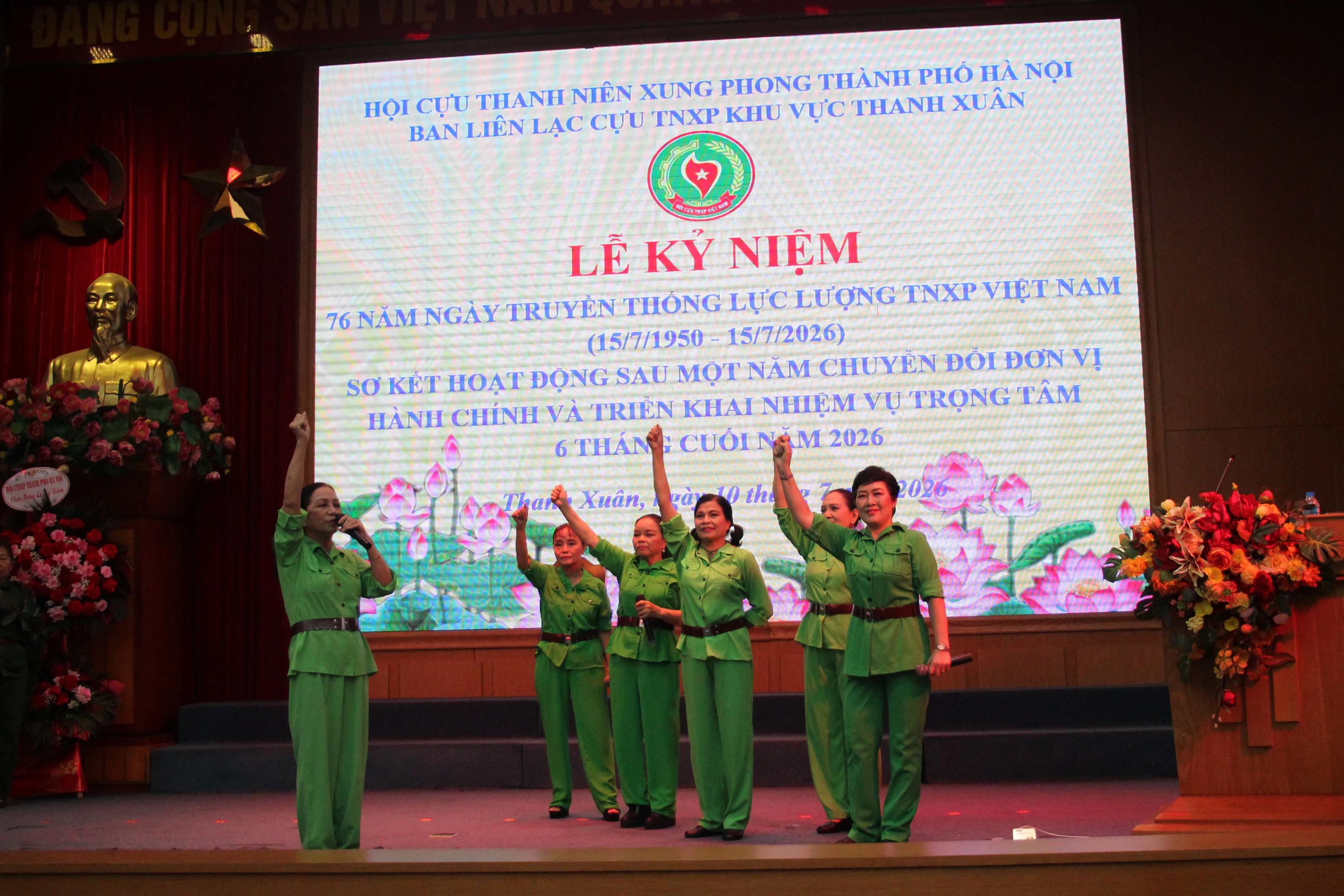 BAN LIÊN LẠC CỰU THANH NIÊN XUNG PHONG KHU VỰC THANH XUÂN TỔ CHỨC TRỌNG THỂ LỄ KỶ NIỆM 76 NĂM NGÀY TRUYỀN THỐNG LỰC LƯỢNG THANH NIÊN XUNG PHONG VIỆT NAM
